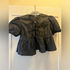 Honeypumclothing tie top in black! Size small